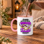 Herzbotschaft Verrückte Tante Tasse – Jemand muss ja den Job der verrückten Tante übernehmen – Lustige Kaffeetasse 330 ml mit Faultier Motiv – Geschenk für Tante, Lieblingstante, Schwester und Schwägerin – Originelle Spruchtasse mit Humor