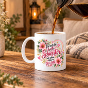 Herzbotschaft Schwester Tasse – Du bist die beste Schwester, wie schön dass es dich gibt – Kaffeetasse 330 ml mit rosa Blumen und Herzen – Geschenk für Schwester zum Geburtstag, Weihnachten, als Dankeschön oder kleine Aufmerksamkeit