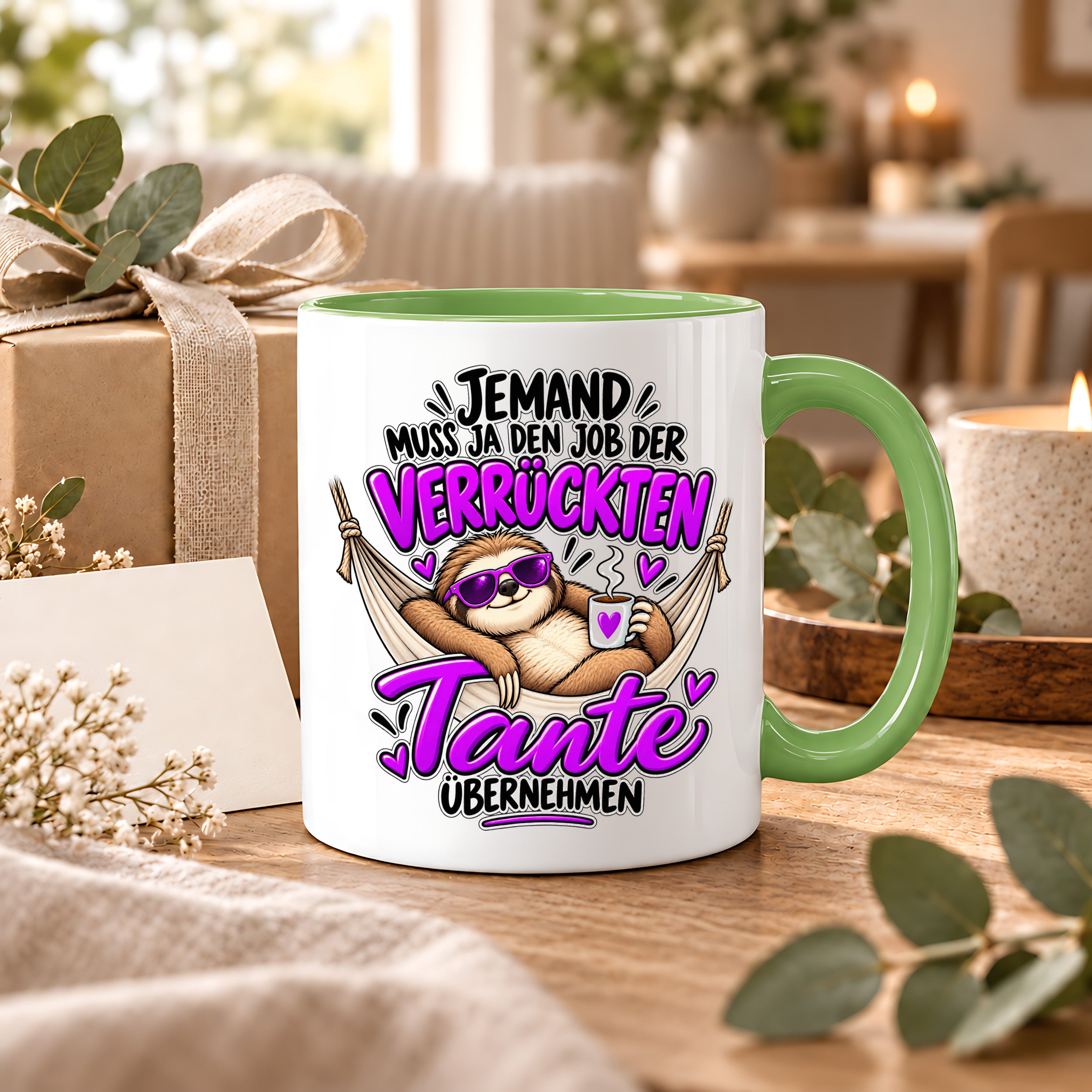Herzbotschaft Verrückte Tante Tasse – Jemand muss ja den Job der verrückten Tante übernehmen – Lustige Kaffeetasse 330 ml mit Faultier Motiv – Geschenk für Tante, Lieblingstante, Schwester und Schwägerin – Originelle Spruchtasse mit Humor