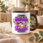 Herzbotschaft Verrückte Tante Tasse – Jemand muss ja den Job der verrückten Tante übernehmen – Lustige Kaffeetasse 330 ml mit Faultier Motiv – Geschenk für Tante, Lieblingstante, Schwester und Schwägerin – Originelle Spruchtasse mit Humor