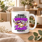Herzbotschaft Verrückte Tante Tasse – Jemand muss ja den Job der verrückten Tante übernehmen – Lustige Kaffeetasse 330 ml mit Faultier Motiv – Geschenk für Tante, Lieblingstante, Schwester und Schwägerin – Originelle Spruchtasse mit Humor