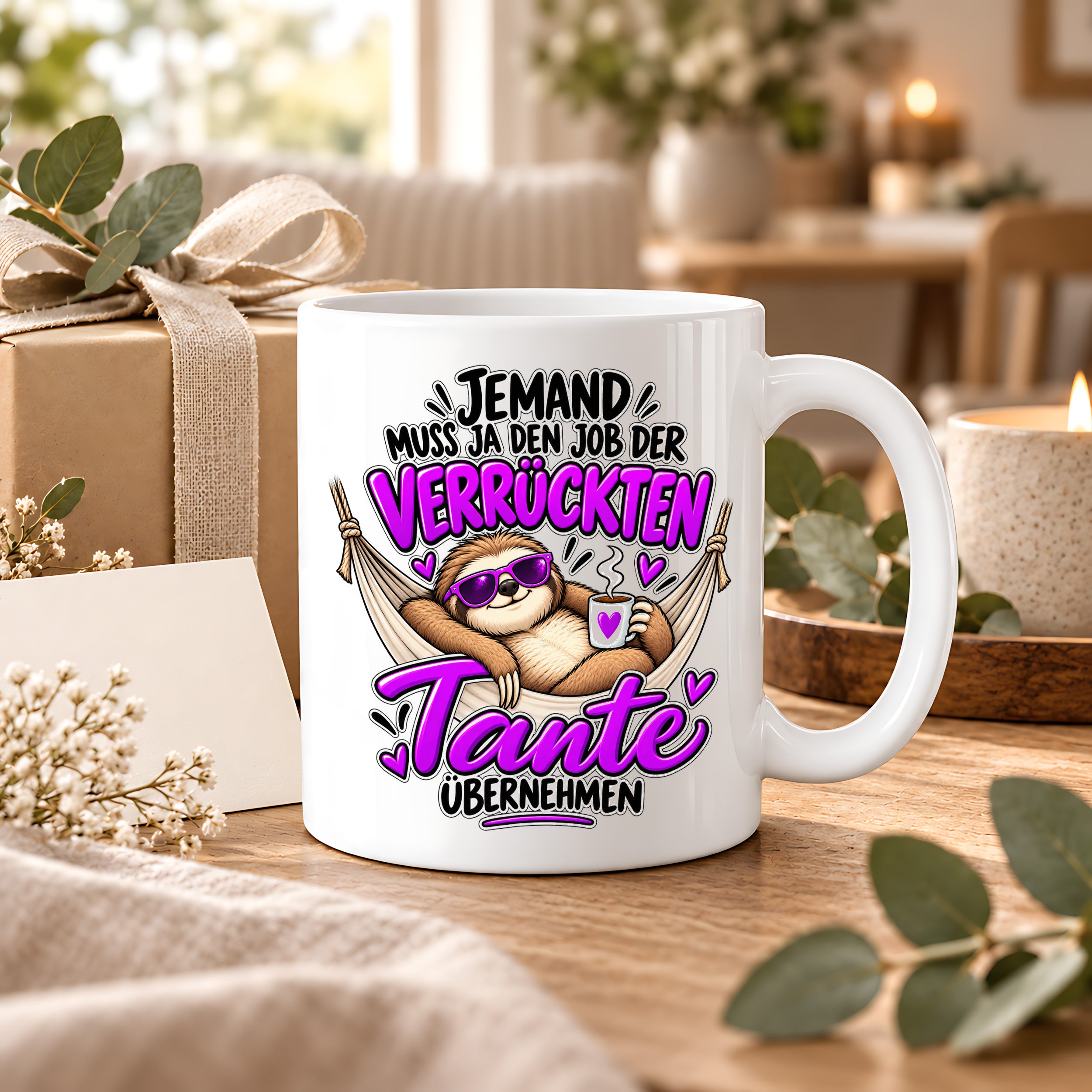 Herzbotschaft Verrückte Tante Tasse – Jemand muss ja den Job der verrückten Tante übernehmen – Lustige Kaffeetasse 330 ml mit Faultier Motiv – Geschenk für Tante, Lieblingstante, Schwester und Schwägerin – Originelle Spruchtasse mit Humor