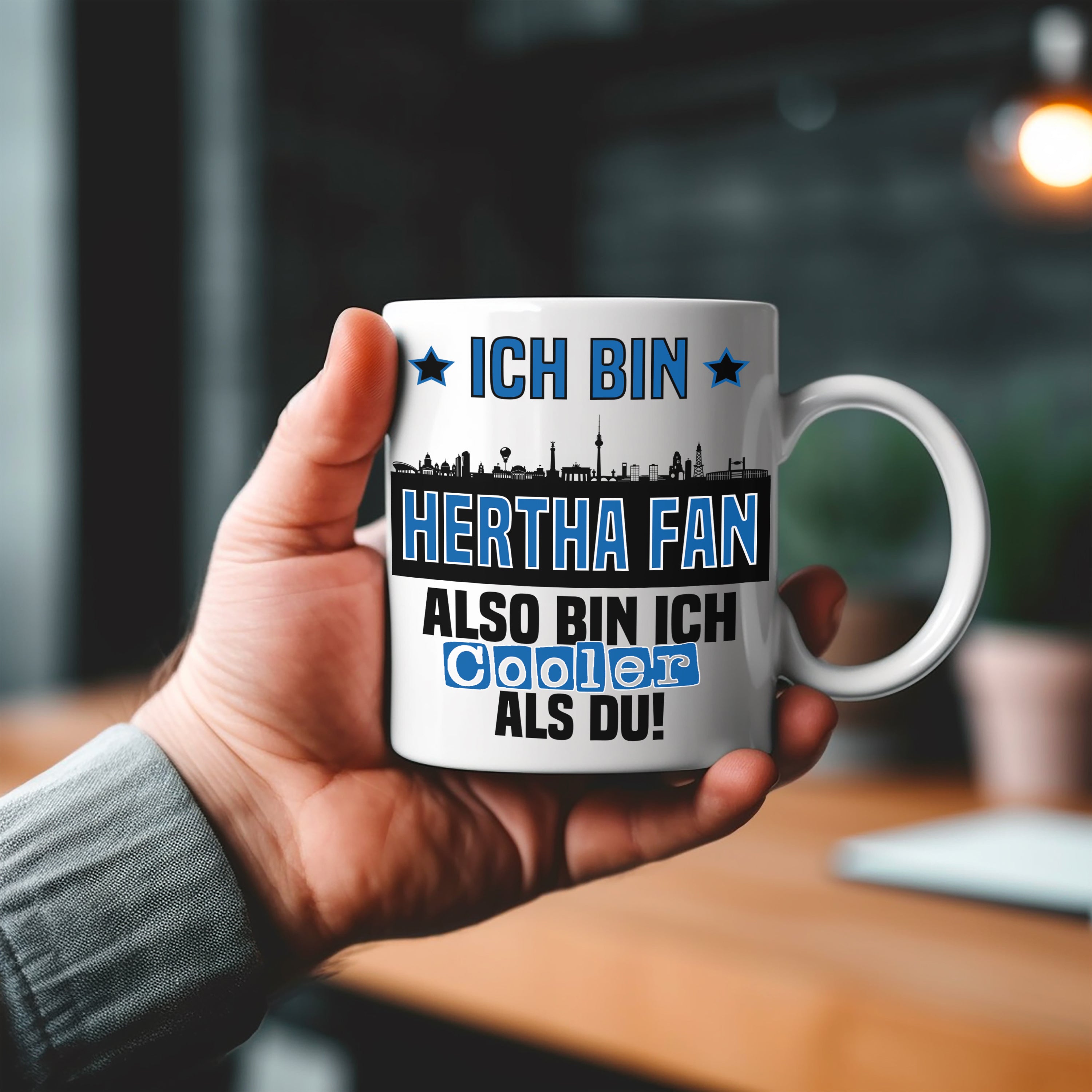 Tasse mit Motiv - Ich bin Hertha Fan also bin ich cooler als du! | Fußball Keramiktasse für BSC Berlin Fan | Skyline deiner Stadt