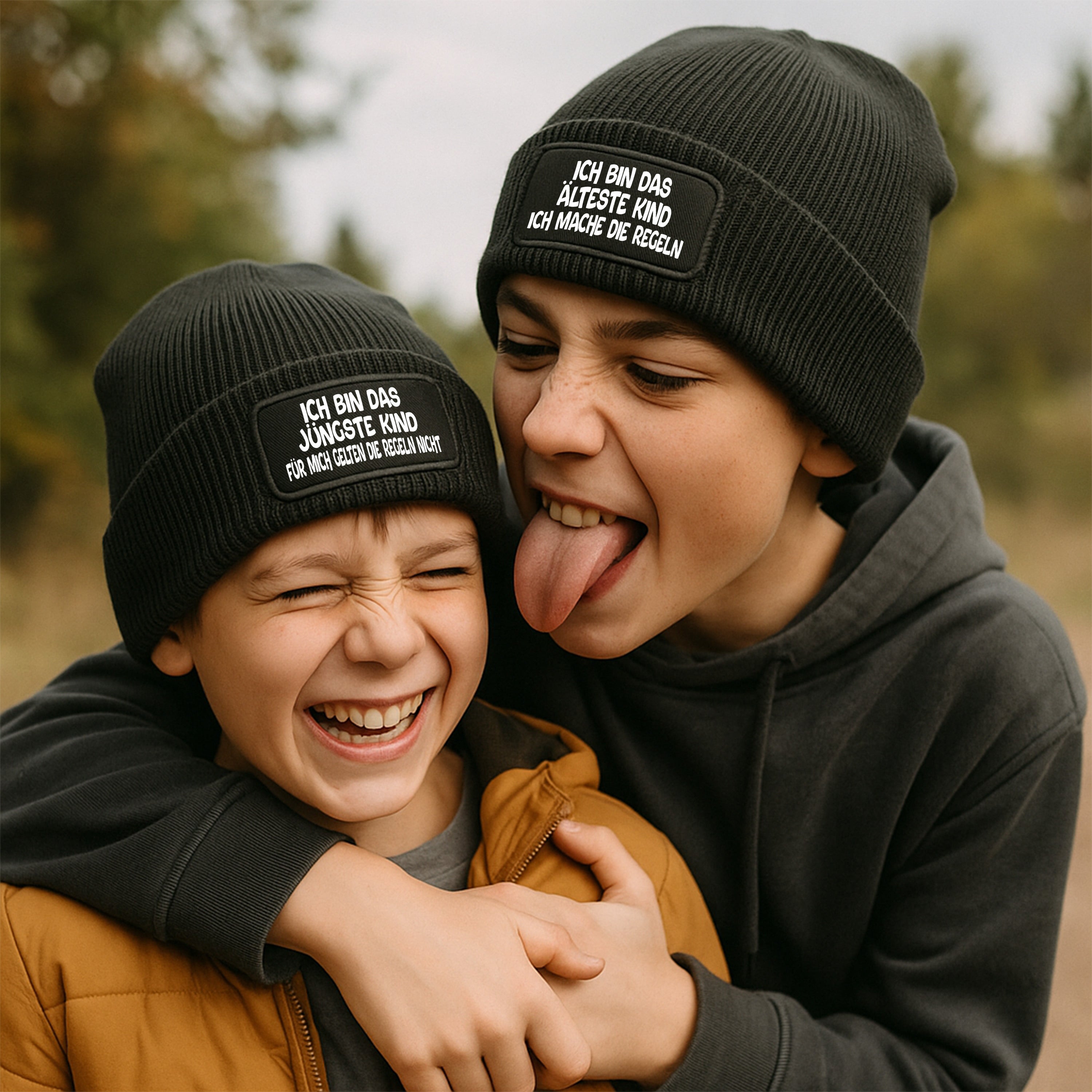 2er Set Beanies Schwarz mit Spruch | Ich bin das älteste Kind - Ich mache die Regeln - Ich bin das jüngste Kind - Für mich gelten die Regeln nicht | Lustige Geschwister-Mützen | Einheitsgröße Unisex