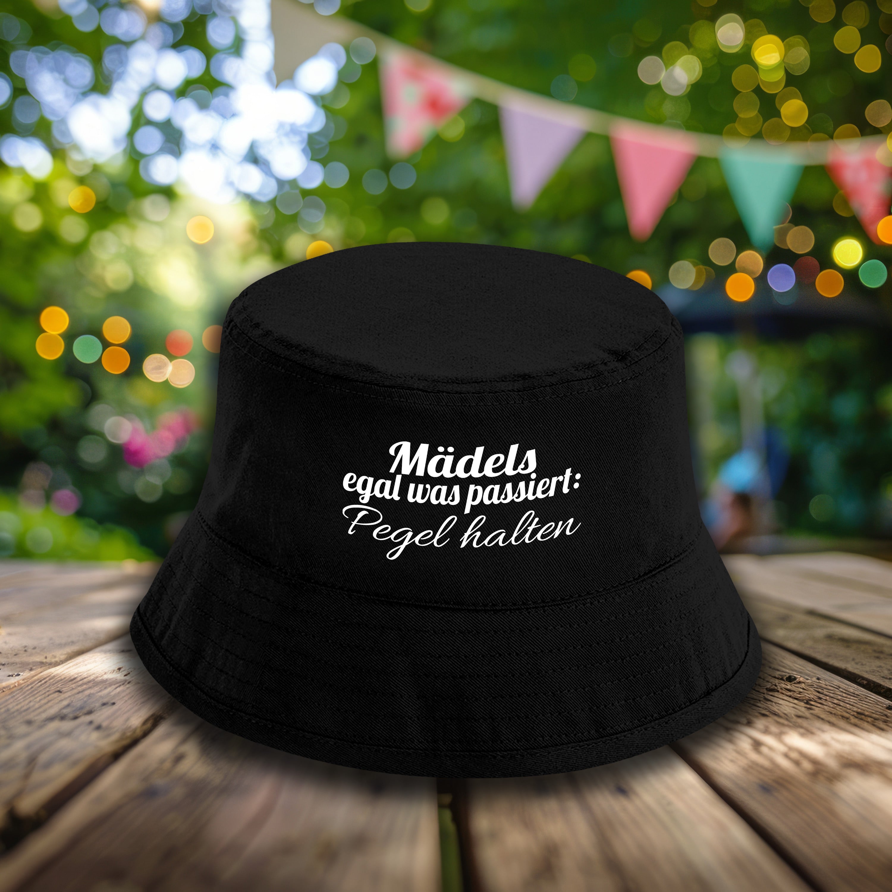 Bucket Hat Schwarz – Mädels, egal was passiert: Pegel halten – Fischerhut mit Spruch – Unisex Einheitsgröße – Festivalhut / Sonnenhut für Damen & Herren