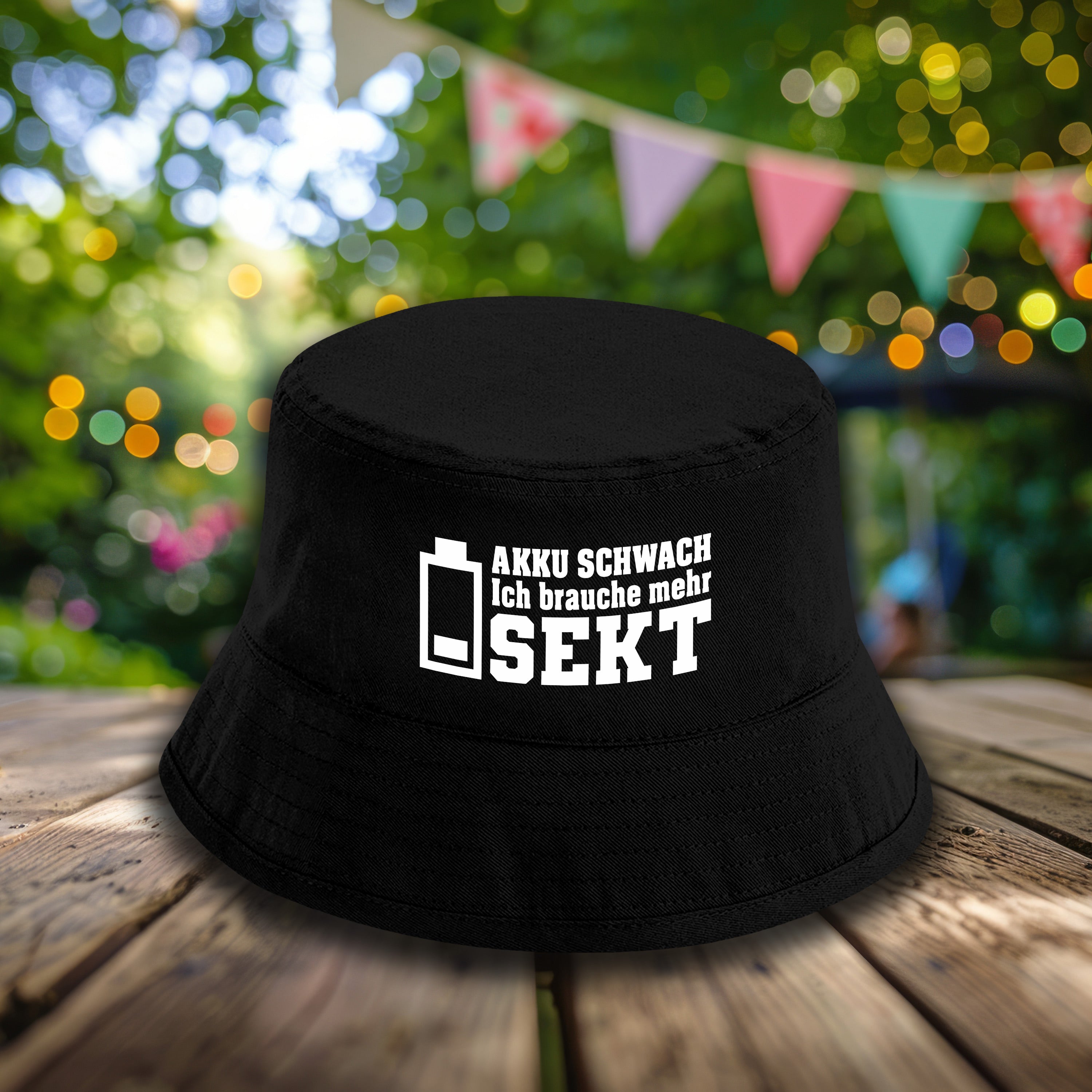 Bucket Hat Schwarz – Akku schwach - Ich brauche mehr Sekt – Fischerhut mit Spruch – Unisex Einheitsgröße – Festivalhut / Sonnenhut für Damen & Herren