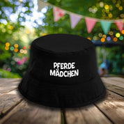 Bucket Hat Schwarz – Pferdemädchen – Fischerhut mit Spruch – Unisex Einheitsgröße – Festivalhut / Sonnenhut für Damen & Herren