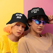 Personalisiertes Bucket Hat 2er-Set in Schwarz – Falls ich betrunken bin, bringt mich zu... – Fischerhut mit Spruch – Unisex Einheitsgröße – Festivalhut / Sonnenhut für Damen & Herren