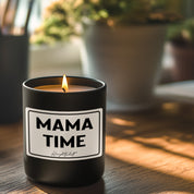 Duftkerze mit Spruch – Mama Time – Geschenk für Mama, Muttertag, handgemachte Sojakerze im Glas, nachhaltig, optional mit personalisiertem Bambusdeckel