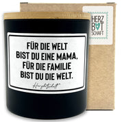 Duftkerze mit Spruch – Für die Welt bist du eine Mama, für die Familie bist du die Welt. – Geschenk für Mama, Muttertag, handgemachte Sojakerze im Glas, nachhaltig, optional mit personalisiertem Bambusdeckel