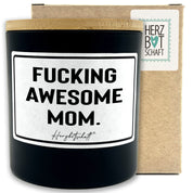 Duftkerze mit Spruch – Fucking awesome Mom. – Geschenk für Mama, Muttertag, handgemachte Sojakerze im Glas, nachhaltig, optional mit personalisiertem Bambusdeckel