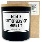 Duftkerze mit Spruch – Mom is out of service when lit. – Geschenk für Mama, Muttertag, handgemachte Sojakerze im Glas, nachhaltig, optional mit personalisiertem Bambusdeckel