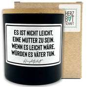 Duftkerze mit Spruch – Es ist nicht leicht, eine Mutter zu sein. Wenn es leicht wäre, würden es Väter tun. – Geschenk für Mama, Muttertag, handgemachte Sojakerze im Glas, nachhaltig, optional mit personalisiertem Bambusdeckel