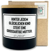 Duftkerze mit Spruch – Hinter jedem glücklichen Kind steht eine großartige Mutter. – Geschenk für Mama, Muttertag, handgemachte Sojakerze im Glas, nachhaltig, optional mit personalisiertem Bambusdeckel