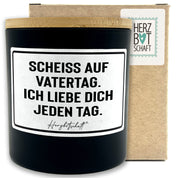Duftkerze mit Spruch – Scheiß auf Vatertag. Ich liebe Dich jeden Tag. – Geschenk für Papa, Vatertag, handgemachte Sojakerze im Glas, nachhaltig, optional mit personalisiertem Bambusdeckel