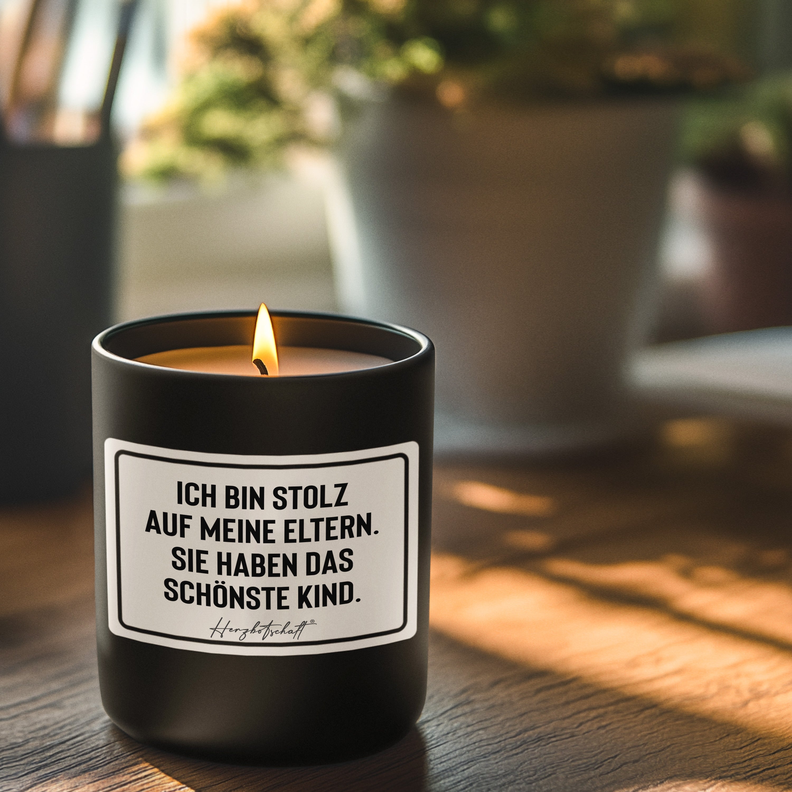 Duftkerze mit Spruch – Ich bin stolz auf meine Eltern. Sie haben das schönste Kind. – Geschenk für Papa, Vatertag, handgemachte Sojakerze im Glas, nachhaltig, optional mit personalisiertem Bambusdeckel