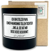 Duftkerze mit Spruch – Ich bin stolzer Papa einer wahnsinnig tollen Tochter ...und ja, sie hat mir diese Kerze geschenkt. – Geschenk für Papa, Vatertag, handgemachte Sojakerze im Glas, nachhaltig, optional mit personalisiertem Bambusdeckel