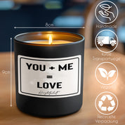 Duftkerze mit Spruch – You + Me = Love – liebevolles Geschenk, handgemachte Sojakerze im Glas, nachhaltig, optional mit personalisiertem Bambusdeckel