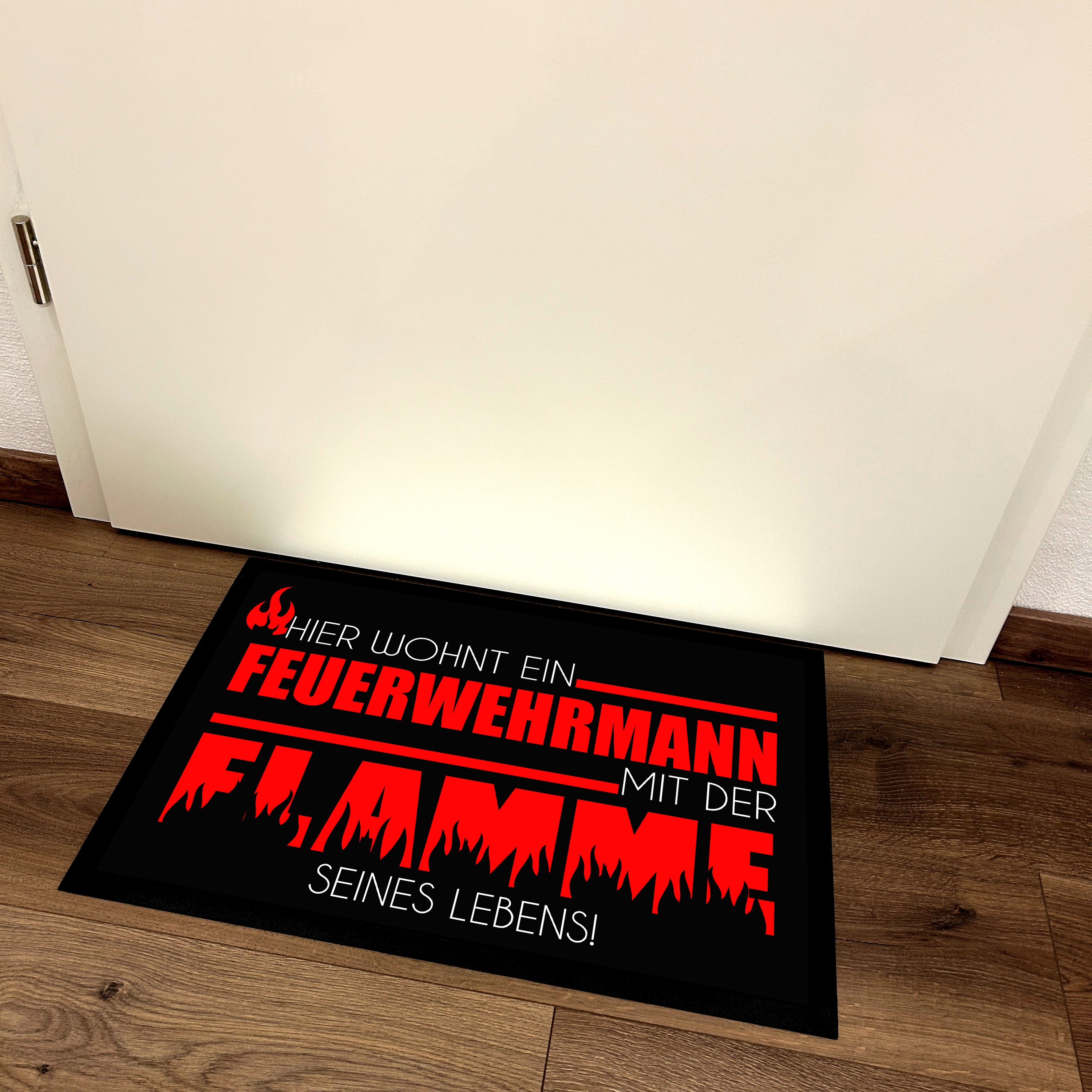 Fußmatte mit Motiv - Hier wohnt ein Feuerwehrmann mit der Flamme seines Lebens - für innen und außen | 60x40cm