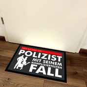 Fußmatte mit Motiv - Hier wohnt ein Polizist mit seinem kompliziertesten Fall - für innen und außen | 60x40cm