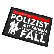 Fußmatte mit Motiv - Hier wohnt ein Polizist mit seinem kompliziertesten Fall - für innen und außen | 60x40cm