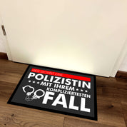 Fußmatte mit Motiv - Hier wohnt eine Polizistin mit ihrem kompliziertesten Fall - für innen und außen | 60x40cm