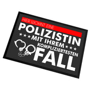 Fußmatte mit Motiv - Hier wohnt eine Polizistin mit ihrem kompliziertesten Fall - für innen und außen | 60x40cm