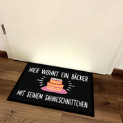 Fußmatte mit Motiv - Hier wohnt ein Bäcker mit seinem Sahneschnittchen - für innen und außen | 60x40cm