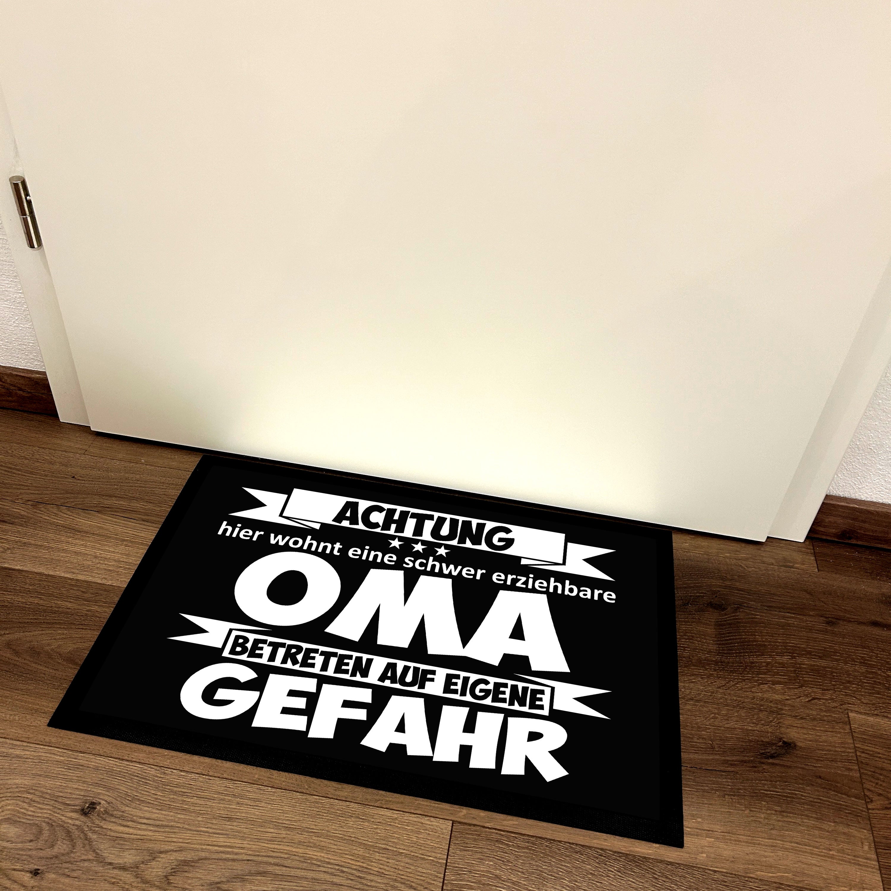 Fußmatte mit Motiv - Achtung hier wohnt eine schwer erziehbare Oma - Betreten auf eigene Gefahr - für innen und außen | 60x40cm