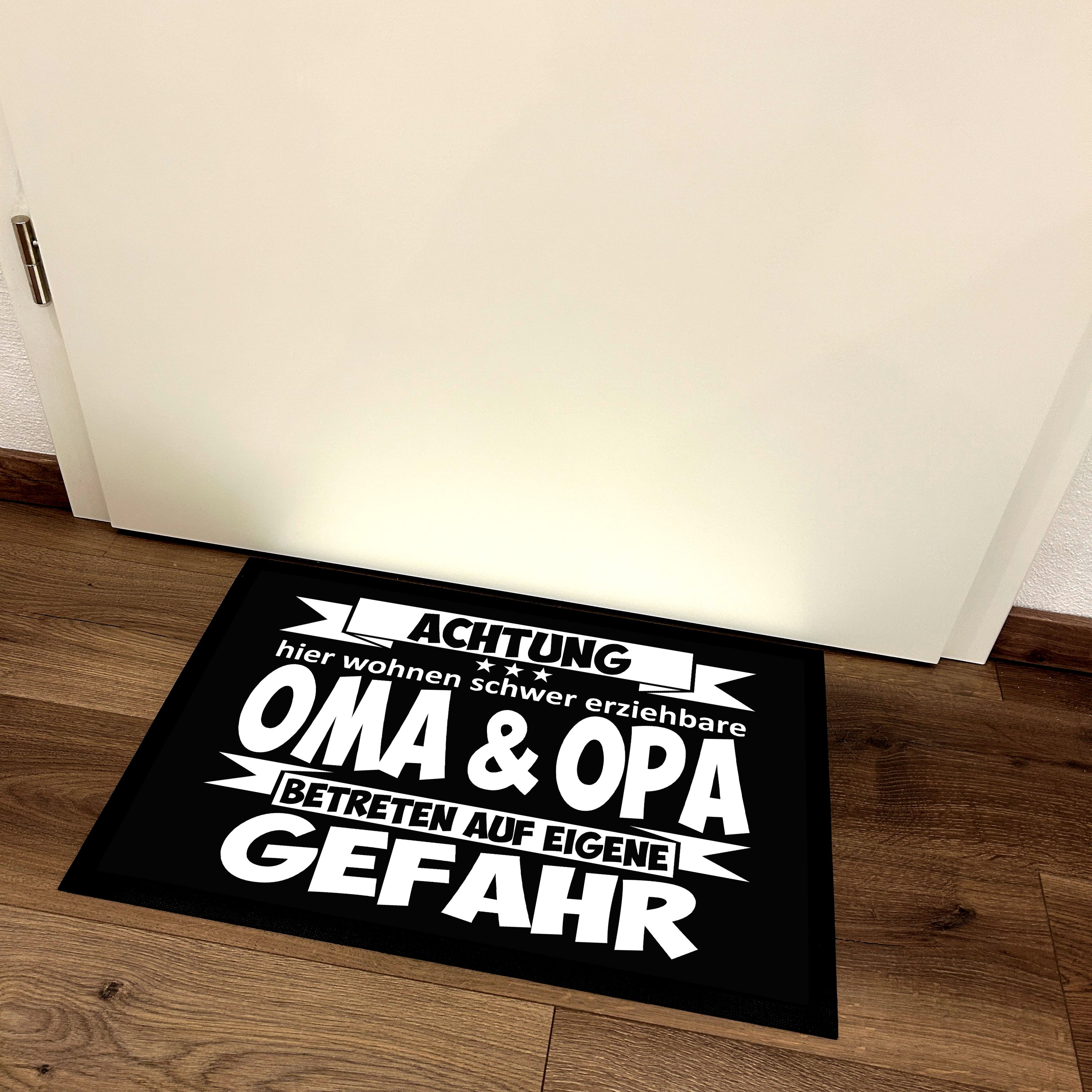 Fußmatte mit Motiv - Achtung hier wohnen schwer erziehbare Oma & Opa - Betreten auf eigene Gefahr - für innen und außen | 60x40cm