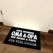 Fußmatte mit Motiv - Hier wohnen Oma & Opa - Wie Mama und Papa nur viel cooler - für innen und außen | 60x40cm