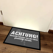 Fußmatte mit Motiv - Achtung! Besucher müssen von der Katze genehmigt werden - für innen und außen | 60x40cm