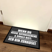 Fußmatte mit Motiv - Wenn du reich, gutaussehend & Single bist: Ich bin Zuhause - für innen und außen | 60x40cm