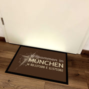 personalisierte Fußmatte mit Wunschort und Koordinaten deiner Stadt - für innen und außen | 60x40cm