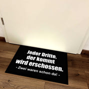 Fußmatte mit Motiv - Jeder Dritte, der kommt wird erschossen. Zwei waren schon da! - für innen und außen | 60x40cm