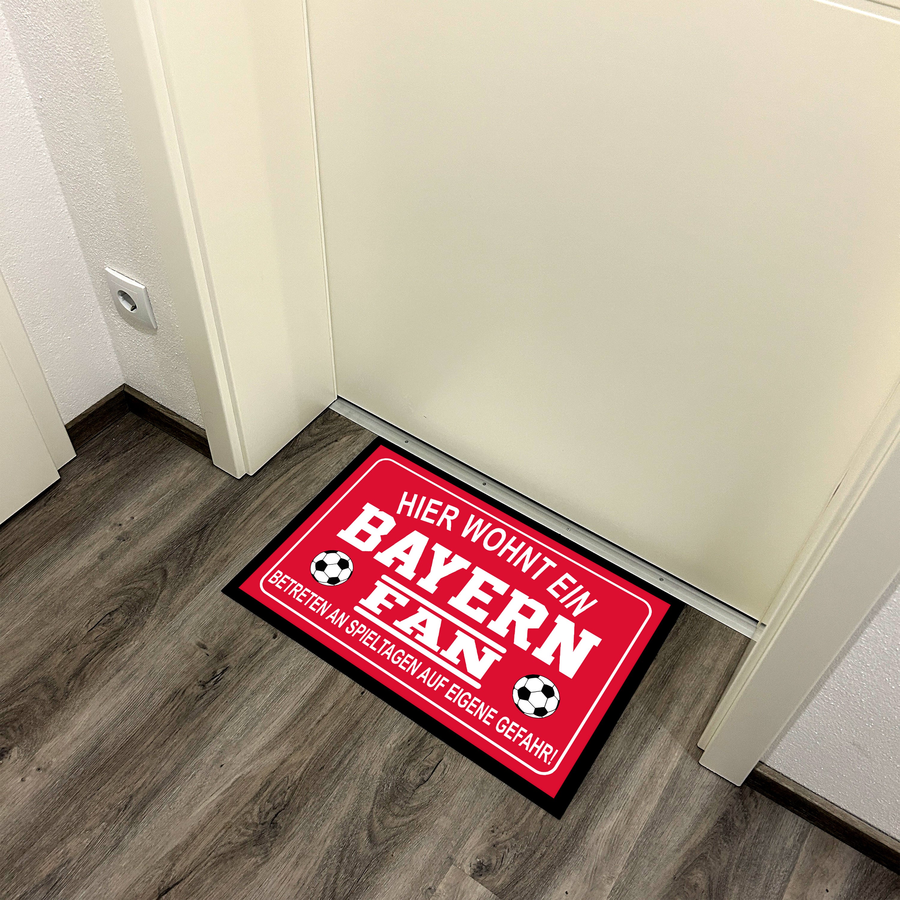 Fußmatte für Fußball Fans - Hier wohnt ein Bayern Fan - Betreten an Spieltagen auf eigene Gefahr! - für innen und außen | 60x40cm