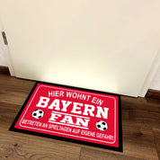 Fußmatte für Fußball Fans - Hier wohnt ein Bayern Fan - Betreten an Spieltagen auf eigene Gefahr! - für innen und außen | 60x40cm