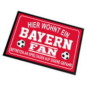 Fußmatte für Fußball Fans - Hier wohnt ein Bayern Fan - Betreten an Spieltagen auf eigene Gefahr! - für innen und außen | 60x40cm