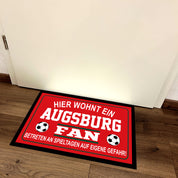 Fußmatte für Fußball Fans - Hier wohnt ein Augsburg Fan - Betreten an Spieltagen auf eigene Gefahr! - für innen und außen | 60x40cm