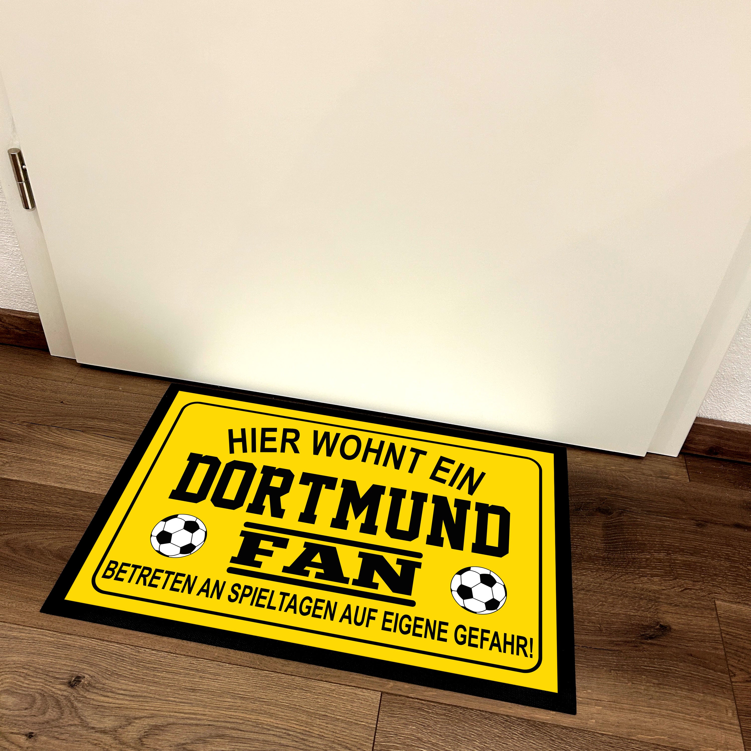 Fußmatte für Fußball Fans - Hier wohnt ein Dortmund Fan - Betreten an Spieltagen auf eigene Gefahr! - für innen und außen | 60x40cm