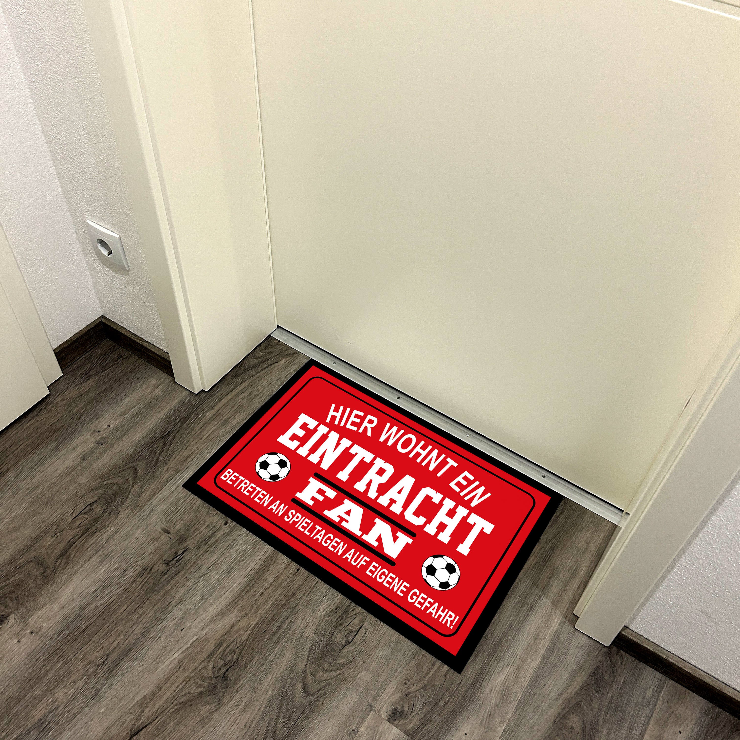 Fußmatte für Fußball Fans - Hier wohnt ein Eintracht Fan - Betreten an Spieltagen auf eigene Gefahr! - für innen und außen | 60x40cm