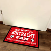 Fußmatte für Fußball Fans - Hier wohnt ein Eintracht Fan - Betreten an Spieltagen auf eigene Gefahr! - für innen und außen | 60x40cm