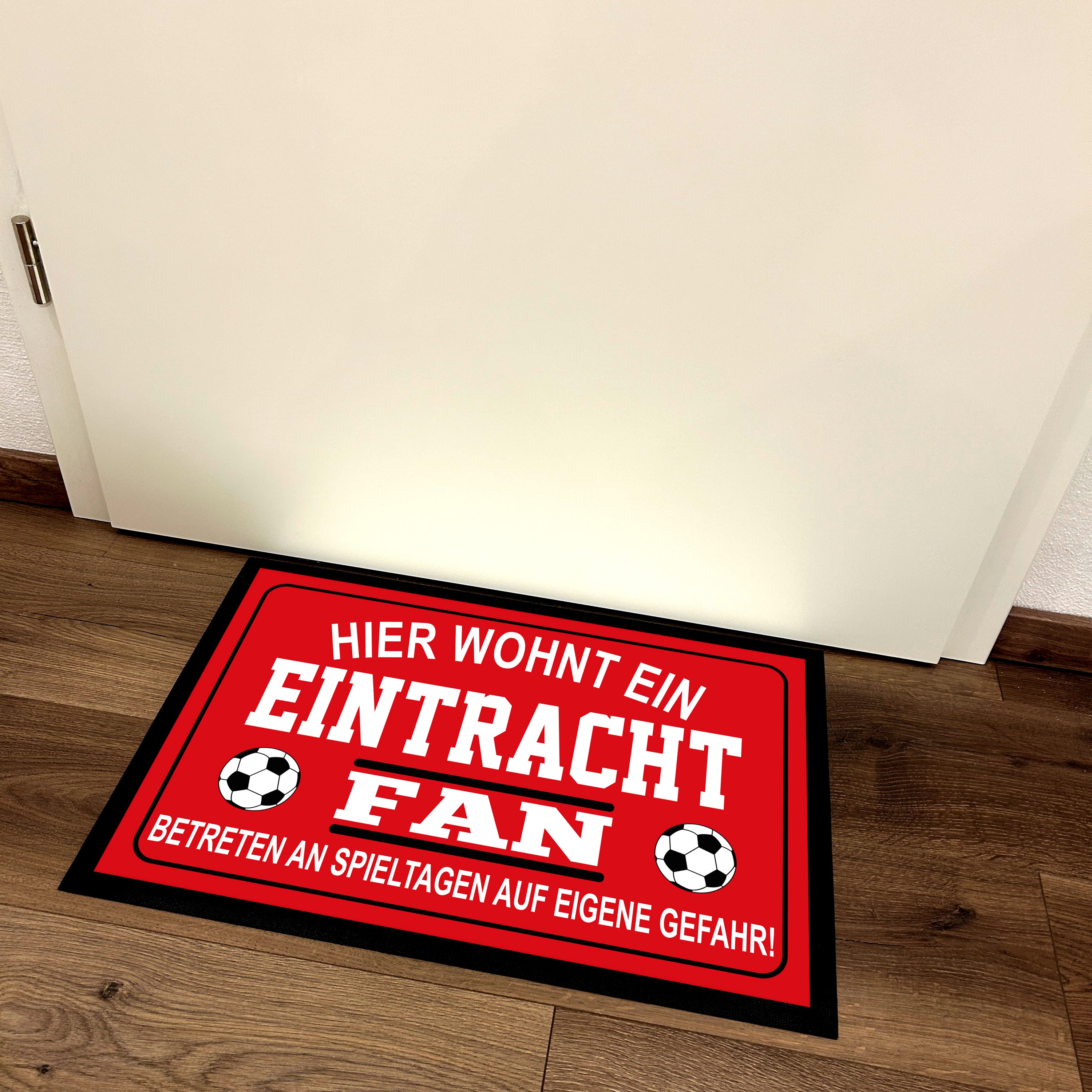 Fußmatte für Fußball Fans - Hier wohnt ein Eintracht Fan - Betreten an Spieltagen auf eigene Gefahr! - für innen und außen | 60x40cm