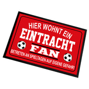 Fußmatte für Fußball Fans - Hier wohnt ein Eintracht Fan - Betreten an Spieltagen auf eigene Gefahr! - für innen und außen | 60x40cm