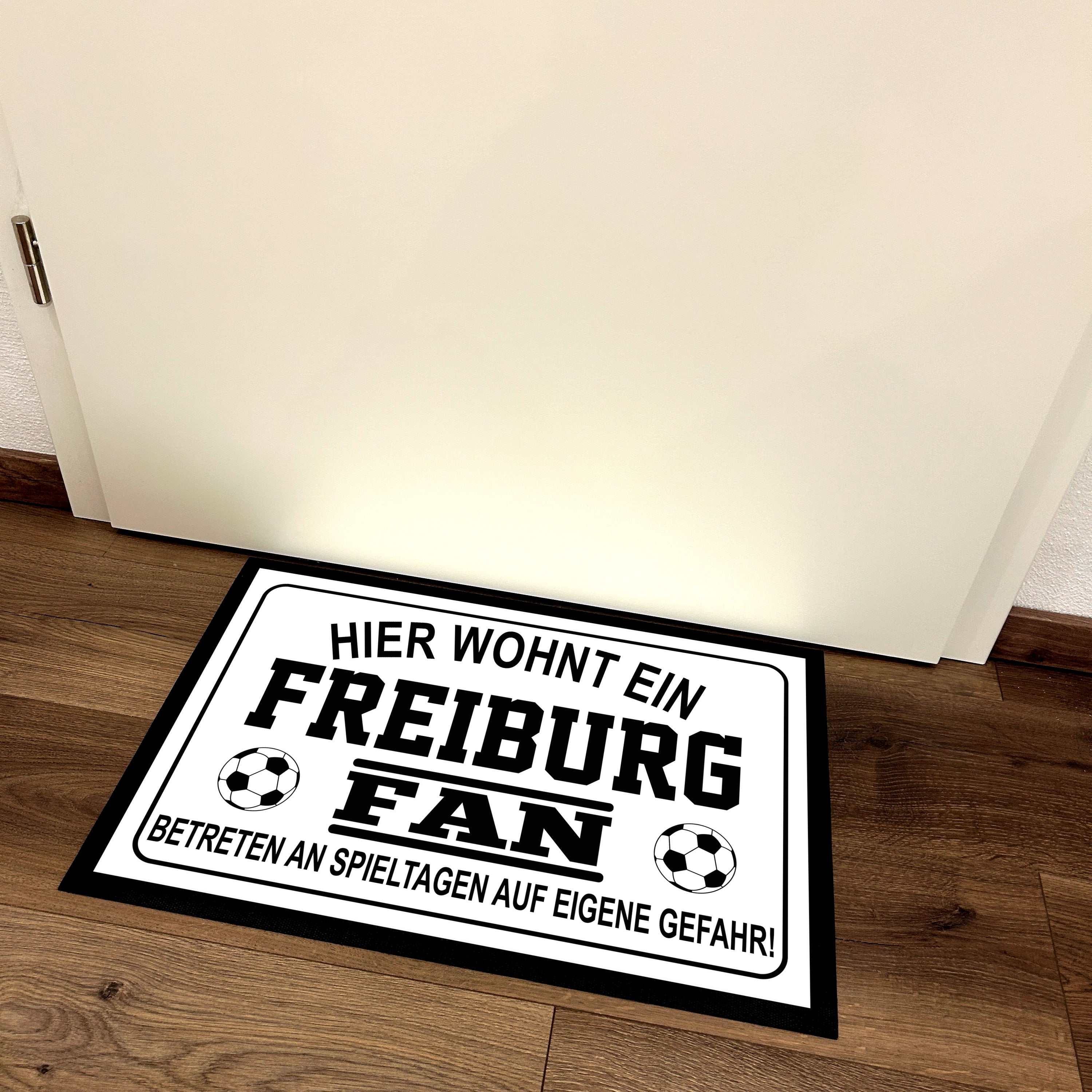 Fußmatte für Fußball Fans - Hier wohnt ein Freiburg Fan - Betreten an Spieltagen auf eigene Gefahr! - für innen und außen | 60x40cm