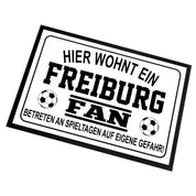 Fußmatte für Fußball Fans - Hier wohnt ein Freiburg Fan - Betreten an Spieltagen auf eigene Gefahr! - für innen und außen | 60x40cm