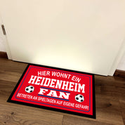 Fußmatte für Fußball Fans - Hier wohnt ein Heidenheim Fan - Betreten an Spieltagen auf eigene Gefahr! - für innen und außen | 60x40cm