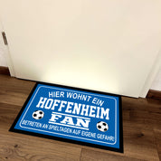 Fußmatte für Fußball Fans - Hier wohnt ein Hoffenheim Fan - Betreten an Spieltagen auf eigene Gefahr! - für innen und außen | 60x40cm