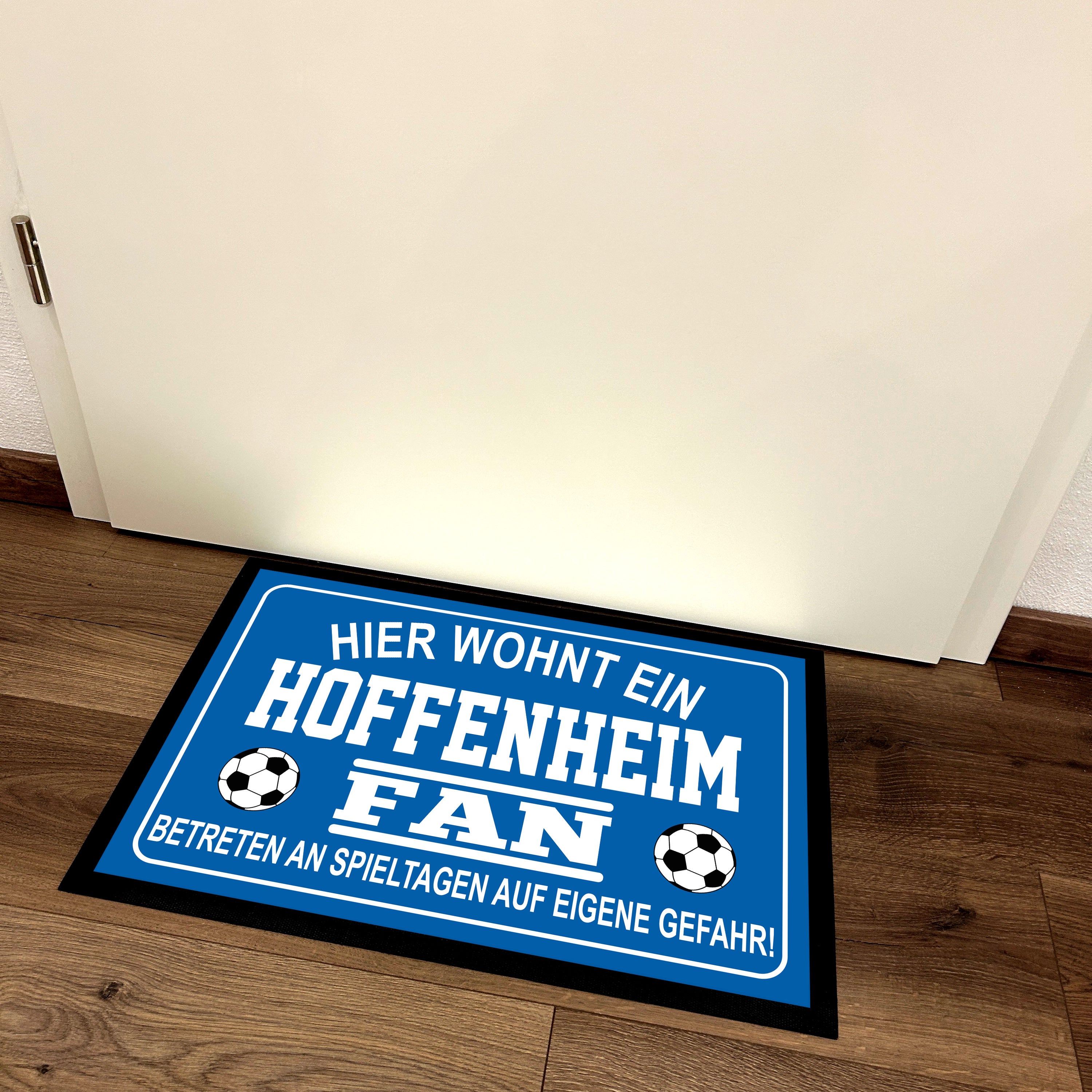 Fußmatte für Fußball Fans - Hier wohnt ein Hoffenheim Fan - Betreten an Spieltagen auf eigene Gefahr! - für innen und außen | 60x40cm