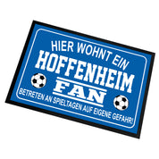 Fußmatte für Fußball Fans - Hier wohnt ein Hoffenheim Fan - Betreten an Spieltagen auf eigene Gefahr! - für innen und außen | 60x40cm